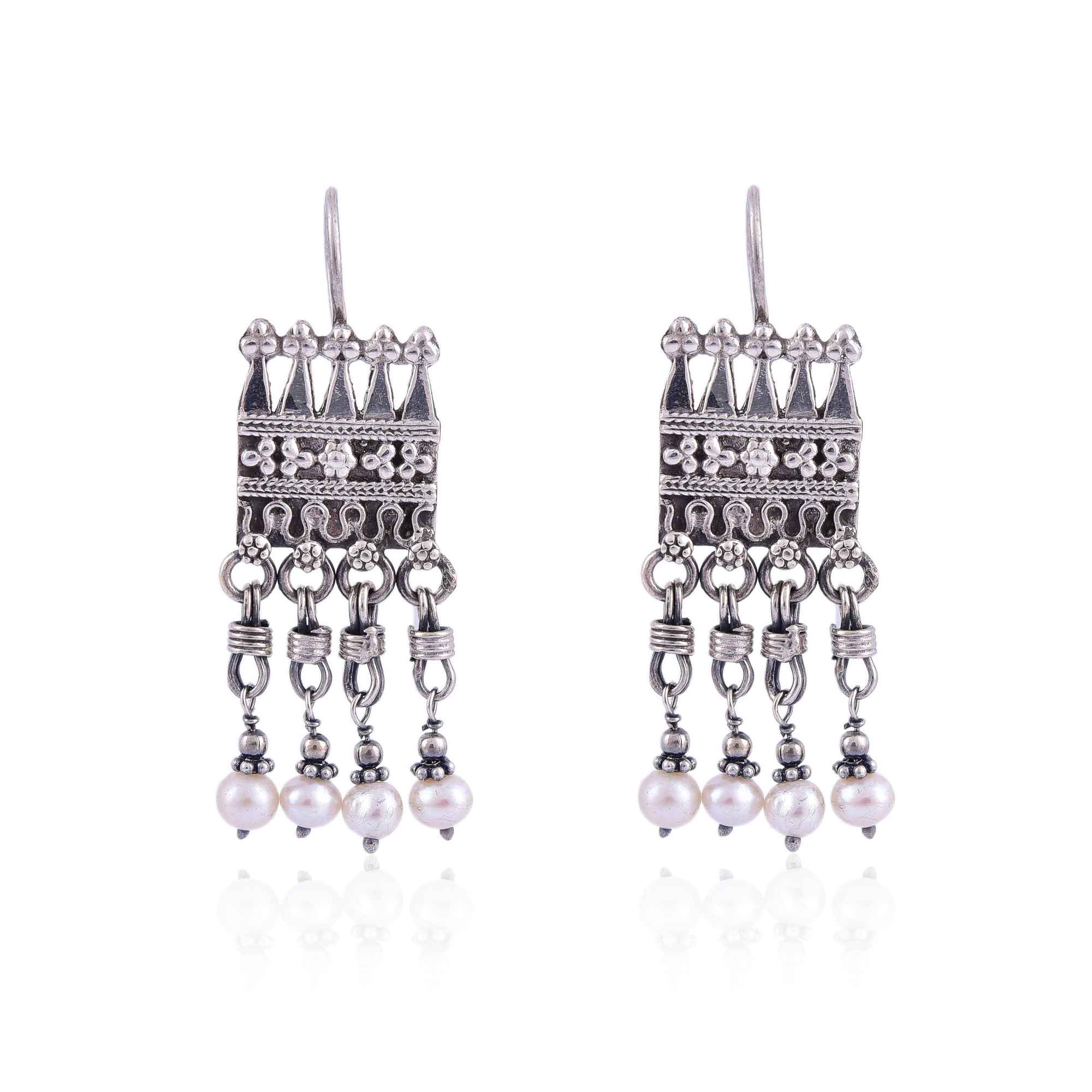 Small hanging earring with pearl :SKU6010